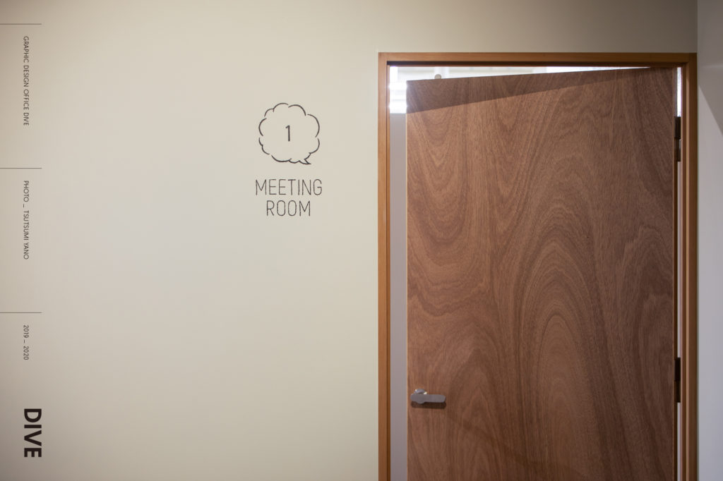 壁面サイン／MEETING ROOM 1